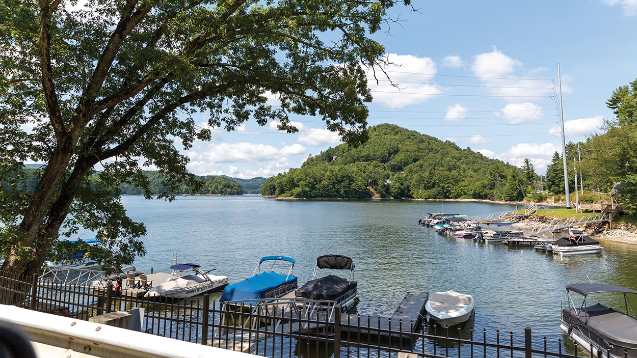 lake-glenville-nc-boats-dock