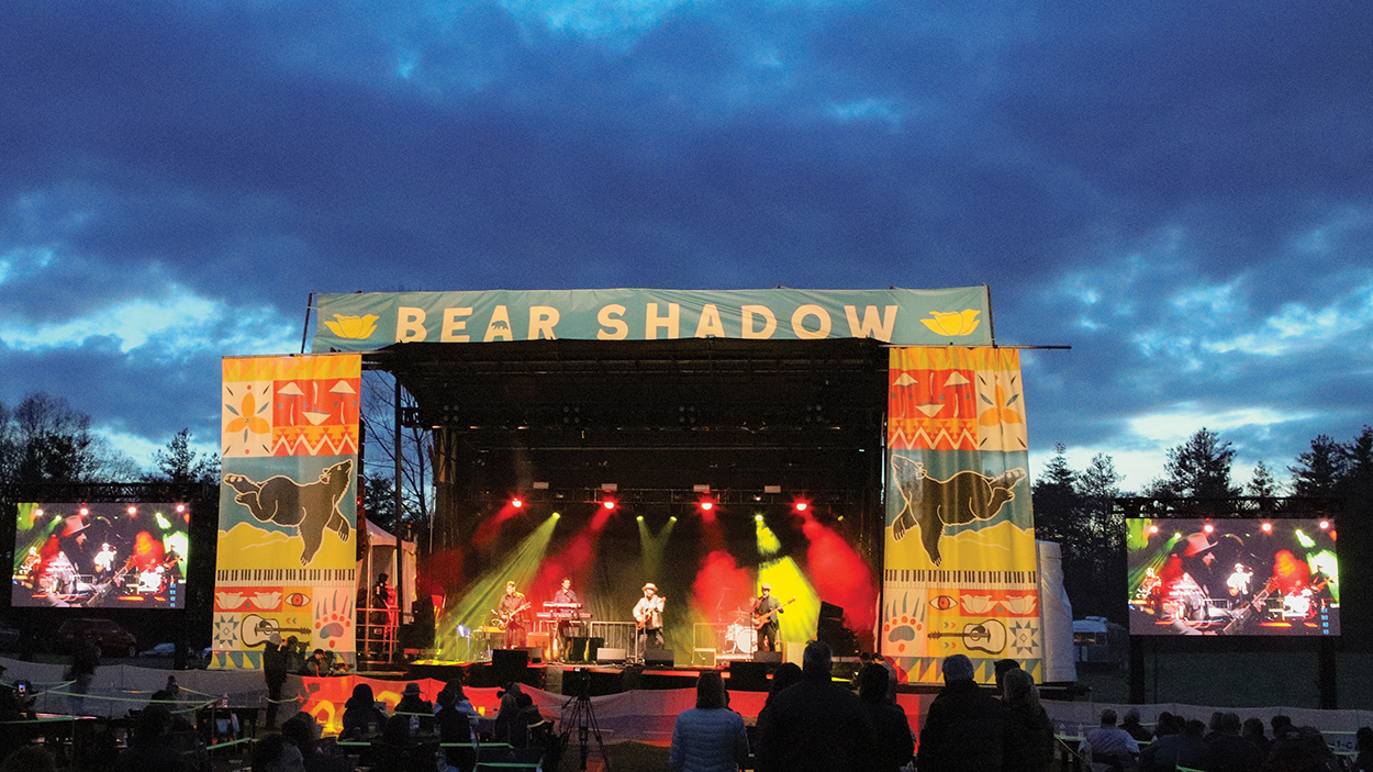 highlands-nc-bear-shadow-music-stage