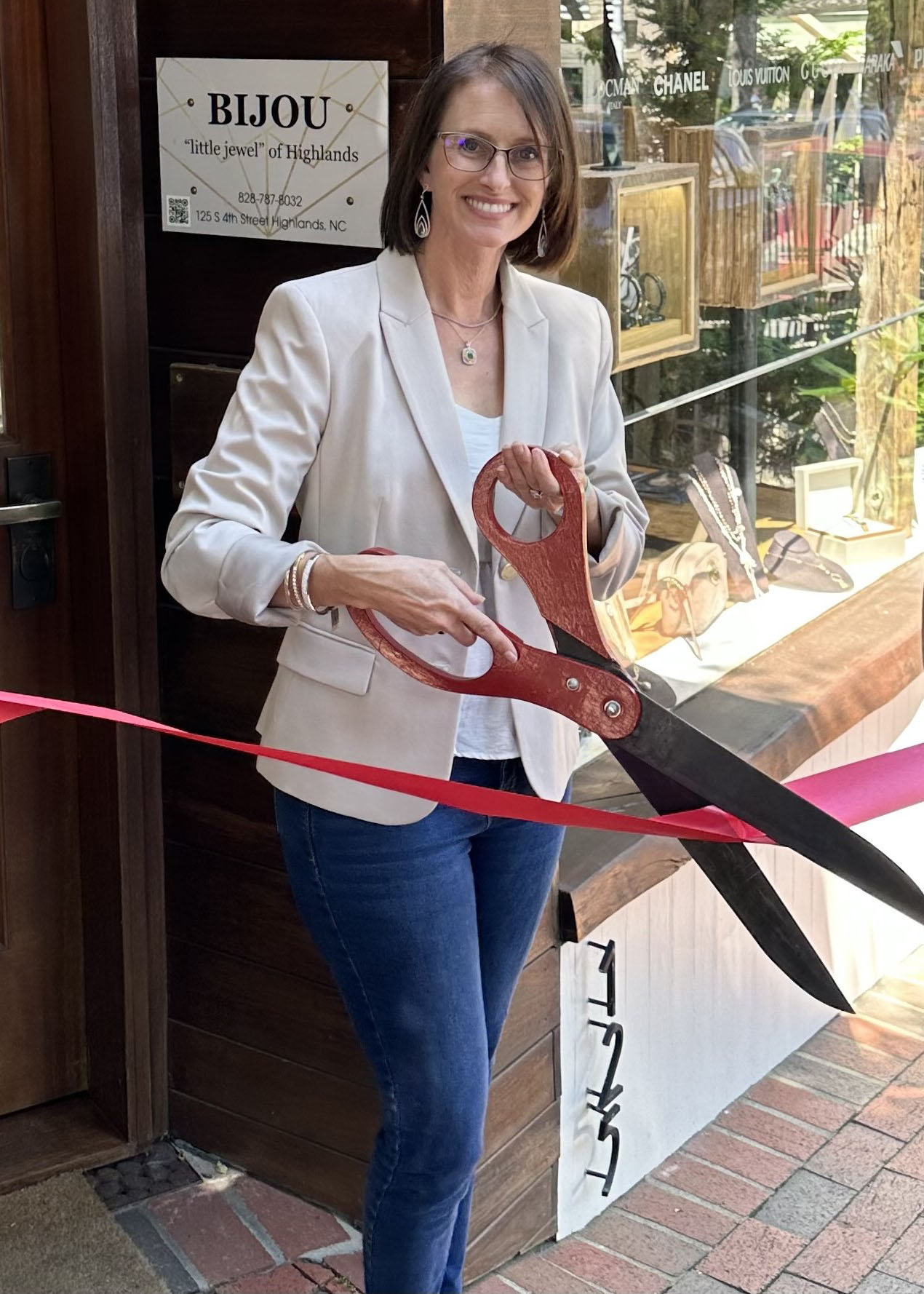 Highlands Chamber of Commerce held a ribbon cutting ceremony for the opening of Bijou “little jewel” of Highlands
