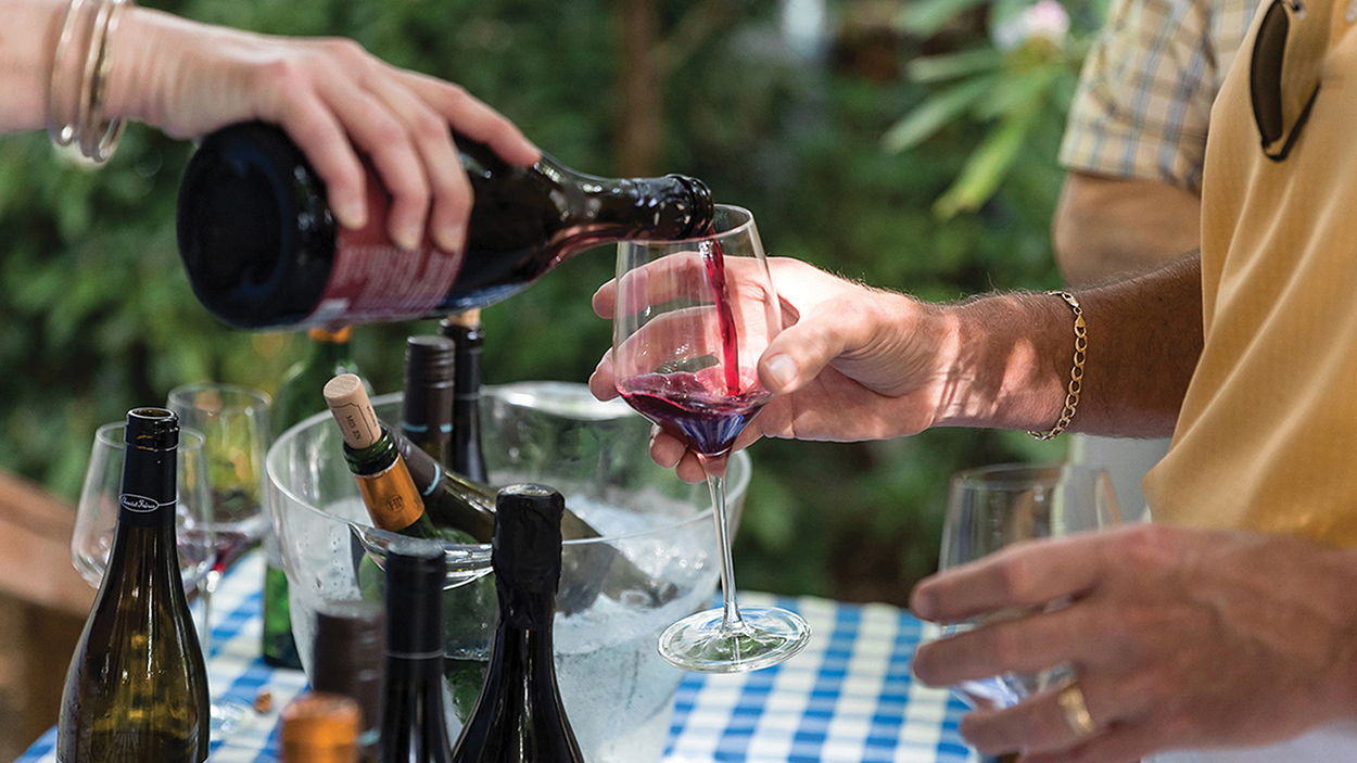 highlands-nc-wine-shoppe-pouring