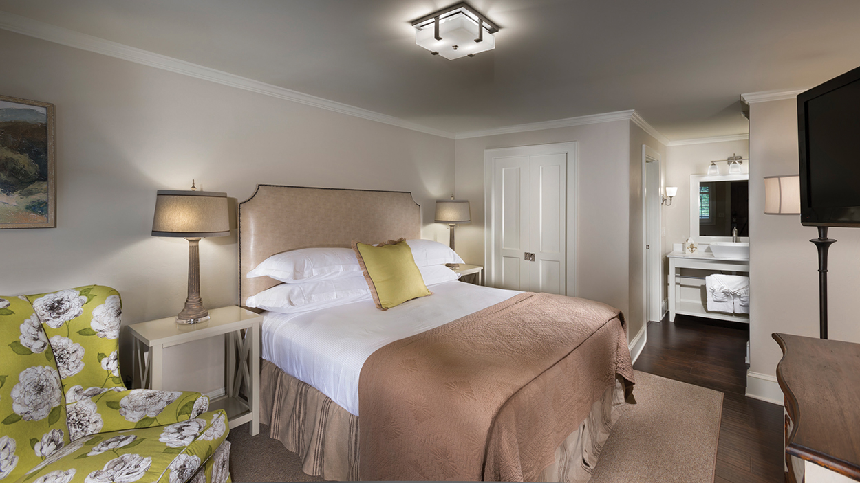 highlands-nc-lodging-200-main-bedroom